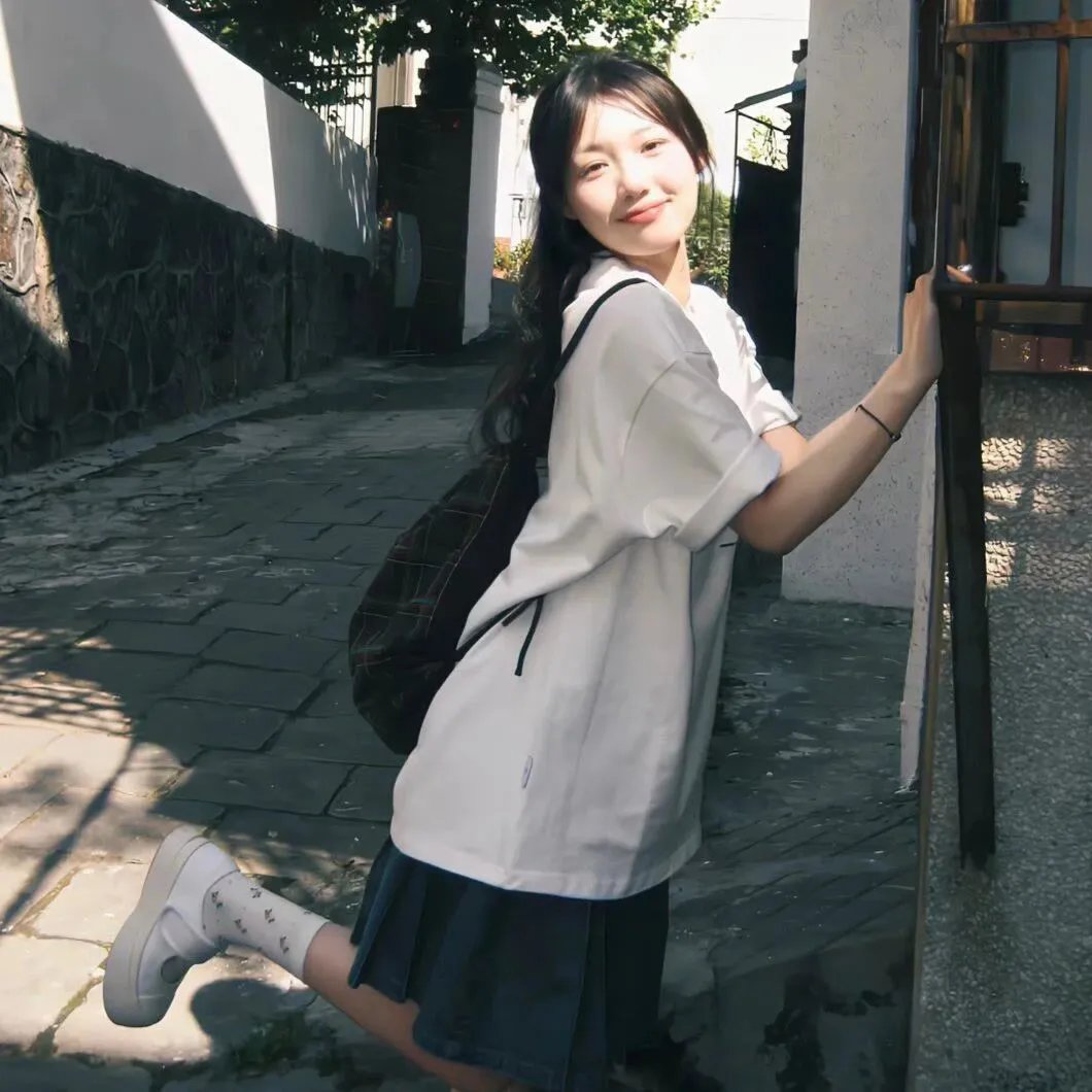 坐在酒吧里吃蛋糕